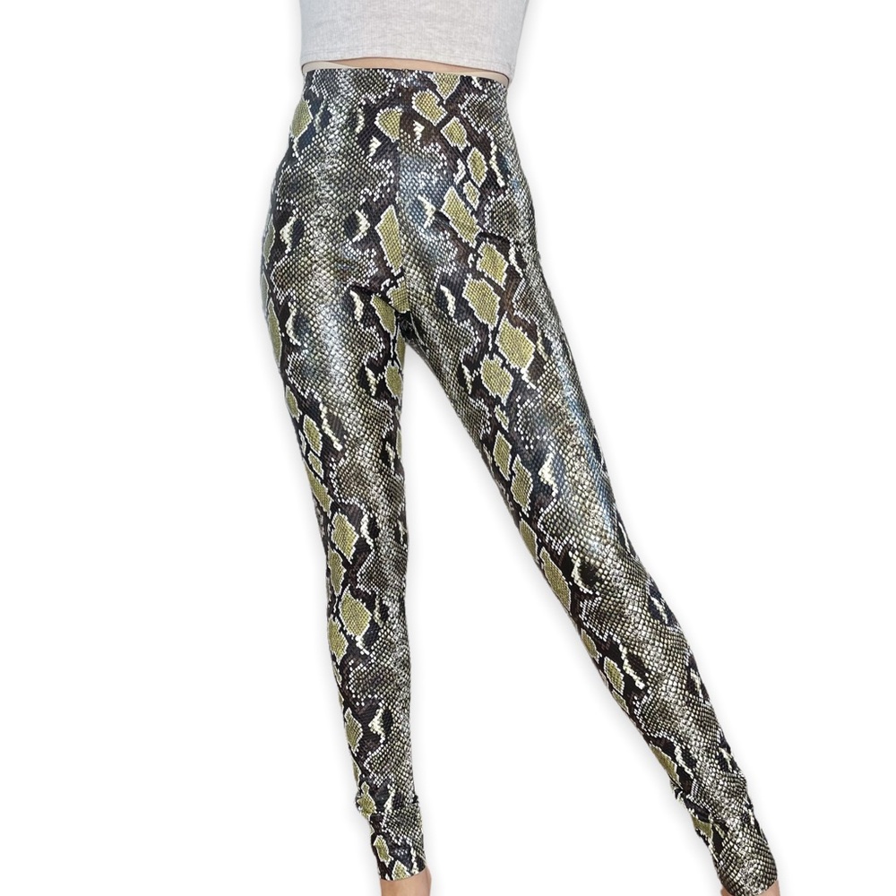 Commando Snake Print Leggings in Black, Gray & Yellow - Picture 16 of 16